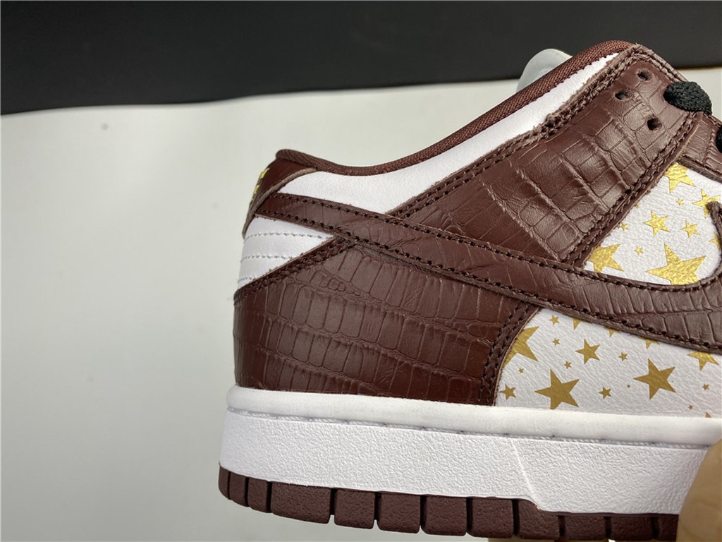 Svp*me x Nike SB Dunk Low DH3228-103